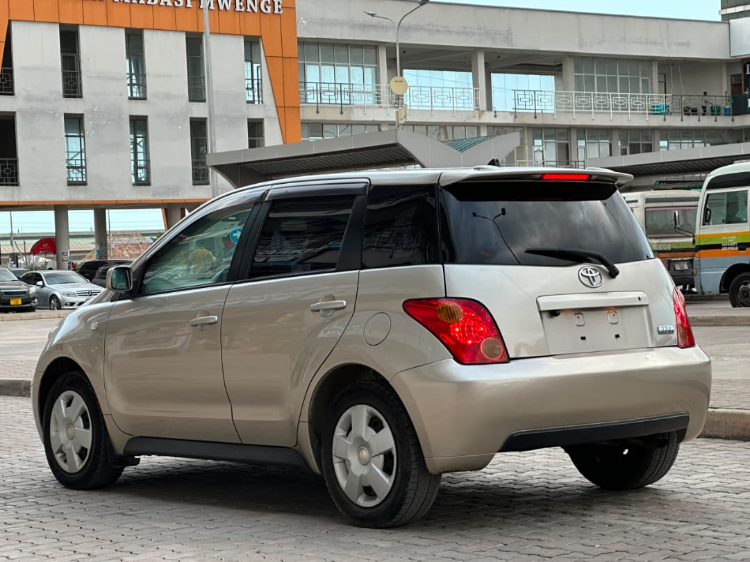 TOYOTA IST thumbnail 3